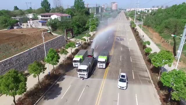 信陽(yáng)雄獅重工抑塵車(chē)、清掃車(chē)后美麗彩虹